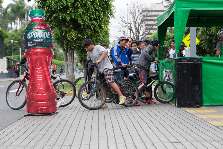 Cyclists stop for free drinks along Avenida Arequipa, Lima, Peru during Ciclovía Sunday. © J. Ashley Nixon